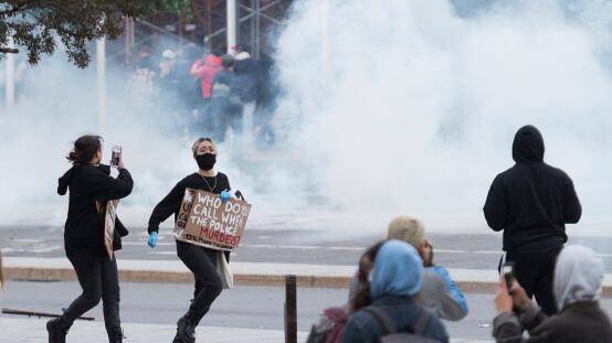 加拿大多地暴发抗议警方发射催泪弹 特鲁多发声了