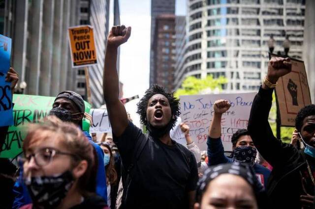 ▲5月30日，民众在美国芝加哥示威抗议警察暴力执法。新华社发（克里斯·迪尔茨摄）