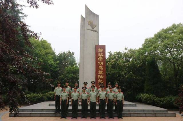 71年前的今天，崇明岛解放，驻守在这座岛屿的武警官兵来了次特殊的集合