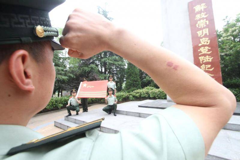 71年前的今天，崇明岛解放，驻守在这座岛屿的武警官兵来了次特殊的集合