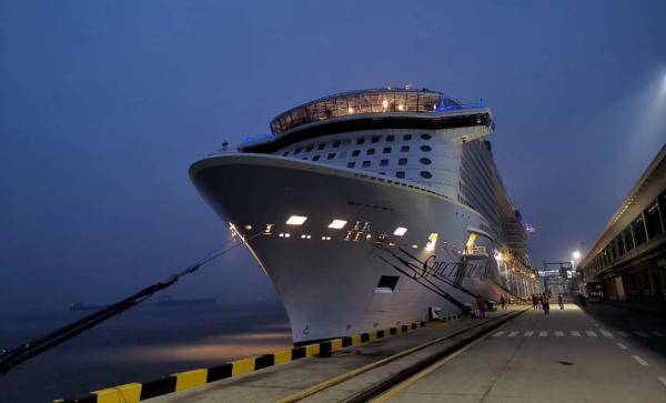 皇家加勒比“海洋光谱号”邮轮停靠吴淞口国际邮轮港
