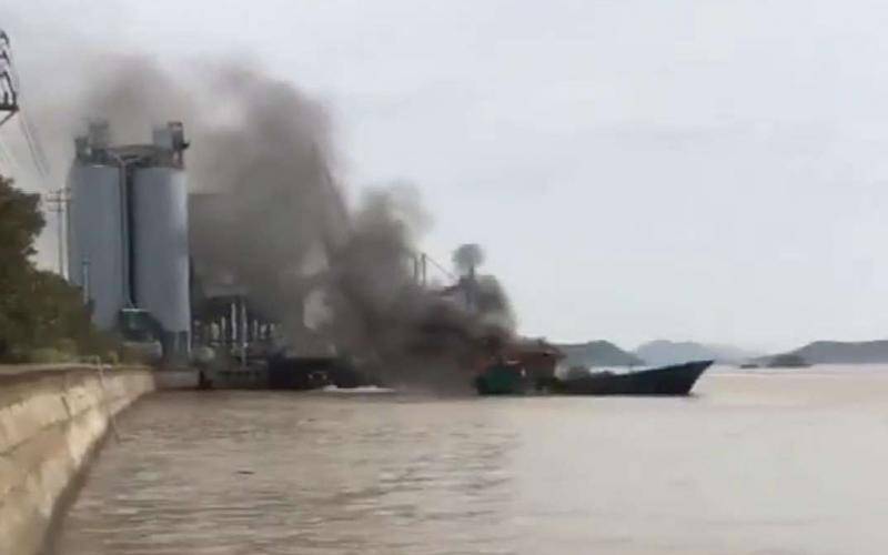 三江码头旁一停靠船只起火并散发浓重黑烟。受访者供图