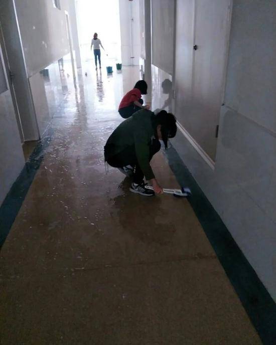 青岛滨海学院学生被迫每日扫厕所7次校方回应