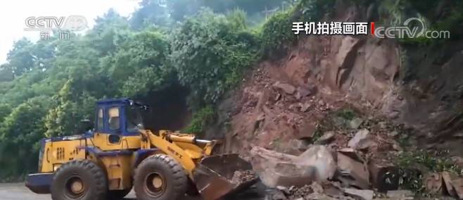 重庆多地强降雨 一路段出现塌方