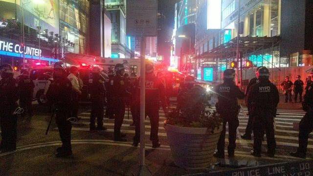 纽约抗议活动有人趁乱打劫商店 警察站在旁边却不管