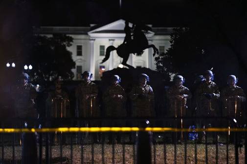 白宫附近的警卫（图源：美联社）