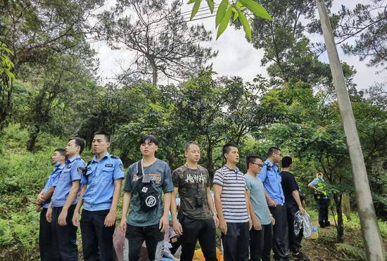 男子带孕妻上山看风景妻子羊水已破丈夫仍带其上山