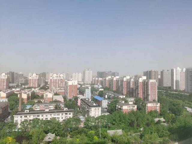 受沙尘影响，北京西北部严重污染