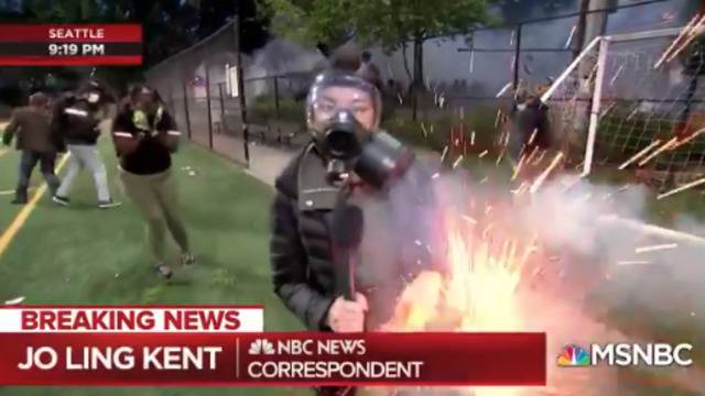 美国全国广播公司（NBC）的一名女记者，在直播抗议活动时，被一枚手榴弹击中。（图源：NBC）