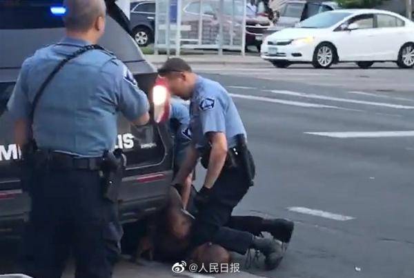 美媒：明市警方使用“颈部约束”的对象多为非裔