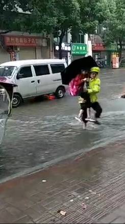 暖心，暴雨天的最美“摆渡人”