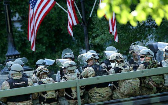  6月1日，军车现身白宫附近。（Getty Images）