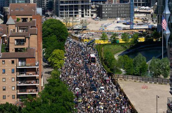 5月31日，伦敦示威人群将街道堵得水泄不通。/推特