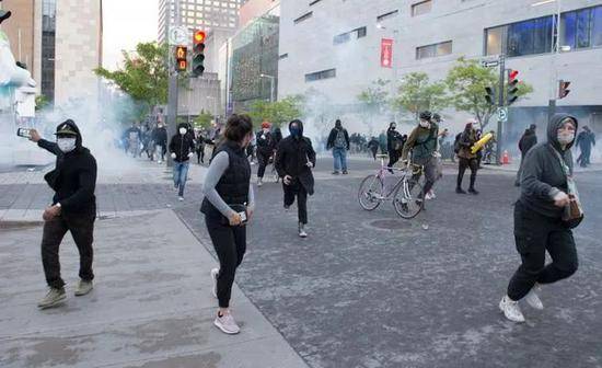 5月31日，蒙特利尔警方发催泪弹驱散示威人群。/CTV新闻网视频截图