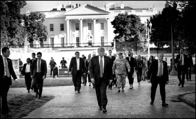 6月1日，特朗普从白宫步行前往圣约翰大教堂。/图片来自特朗普推特