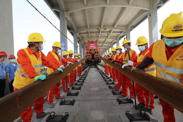 京雄城际铁路（河北段）今起开始铺轨 预计7月底完成
