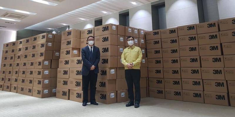 2月27日，韩国驻上海总领事崔泳杉（右）与上海市人民政府外事办公室人士在将运往韩国的口罩前合影。韩国驻上海总领事馆供图