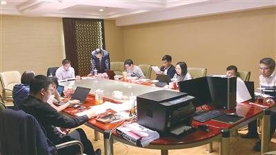 第7统计督察组在山西省襄垣县就督察情况进行“复盘”时的场景。徐超摄
