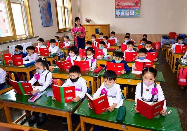 朝鲜中小学开学复课 复课学生均已佩戴口罩