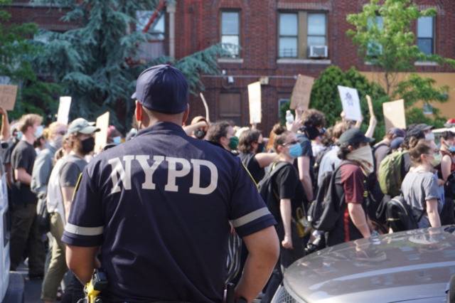 △纽约警察看着示威人群