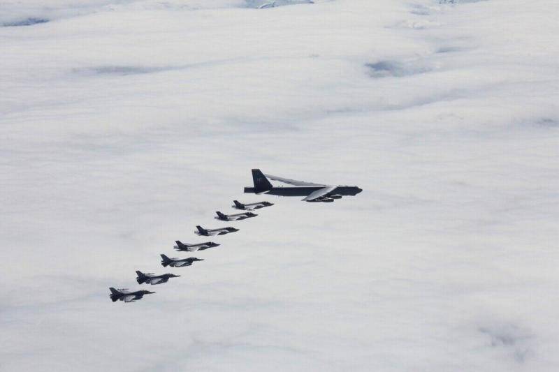 挪威空军的4架F-35战斗机、3架F-16战斗机与美军B-52轰炸机开展联合训练