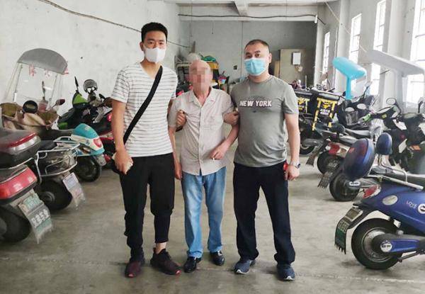 66岁的杨龙刚刚准备出门遛弯，便被蹲守的蚌埠市公安局蚌山分局民警抓获。安徽网图