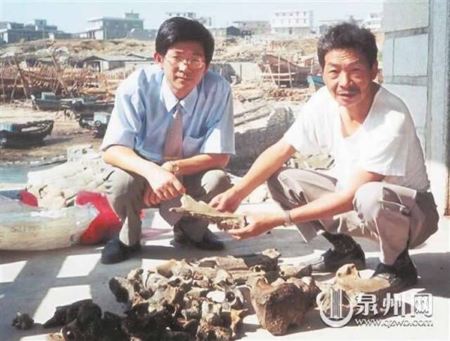 1999年，刘志成（右）和林少川向人们展示在石狮祥芝出水的部分化石（少川供图）