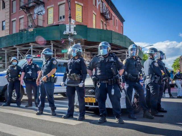尽管有大量视频 纽约州长仍称警察没用警棍殴打和平抗议者