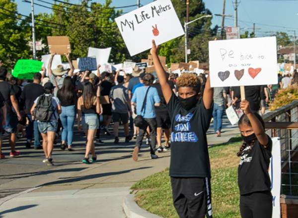 6月3日，人们在美国加利福尼亚州圣马特奥县抗议警察暴力执法和种族主义。新华社图