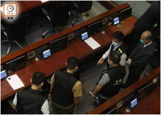 香港立法会会议室又现疑似“臭水” 警方到场搜证