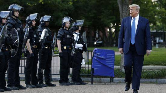 6月1日，美国警察开道后，特朗普前往“总统教堂”。（美联社）