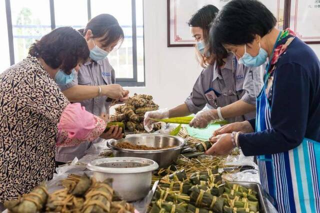 上海这个村的老年人日间照料中心，由民营企业家参与建设