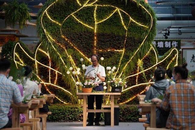 在花乡，花艺爱好者体验现代家居插花课程，激发花卉消费潜力。摄影/新京报记者陶冉