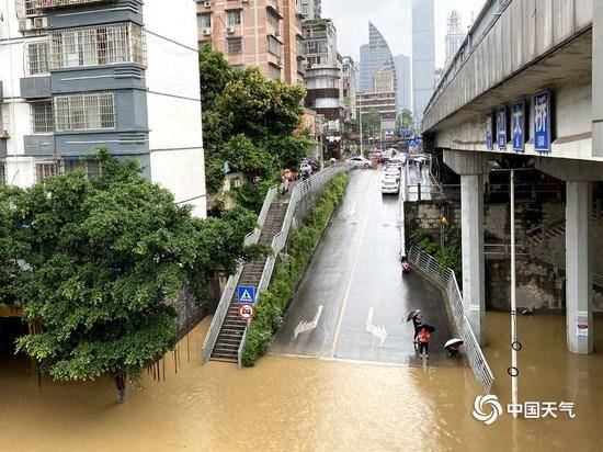 广西柳州强降雨致城市内涝 水位超警戒线现已回落
