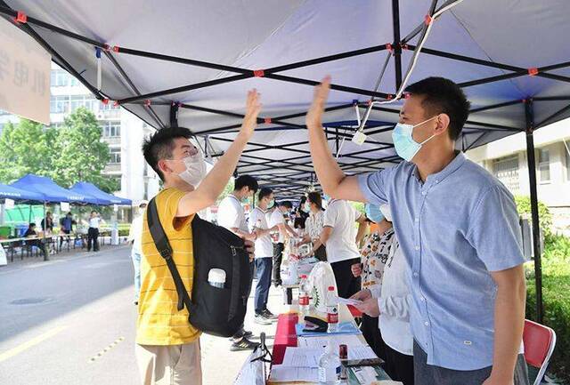 北京高校学生错峰返校 北理工迎首批毕业级生归来 组图