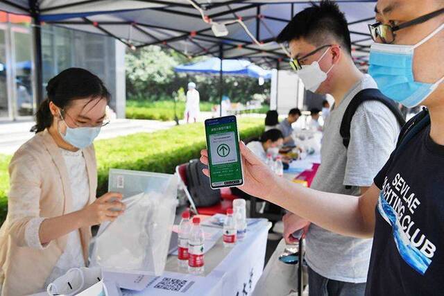 北京高校学生错峰返校 北理工迎首批毕业级生归来 组图