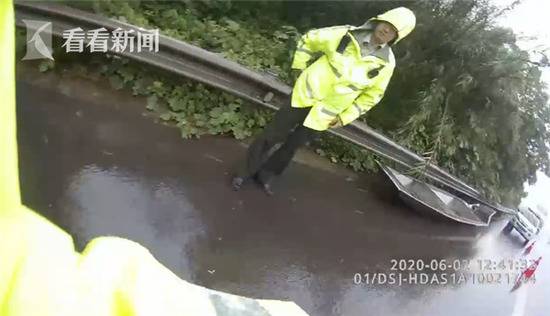 危险！雨天高速公路上“飞”来一艘船...