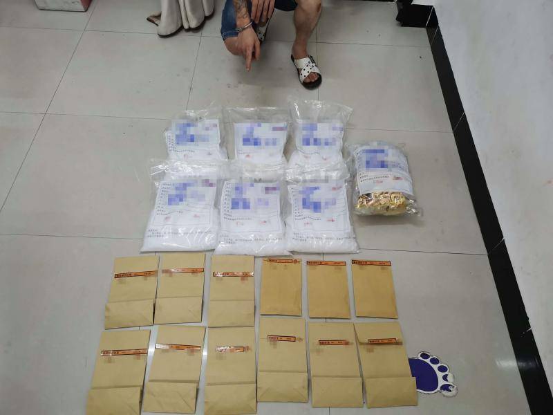 茶叶袋内藏冰毒5.94公斤 边境民警破获特大运输毒品案