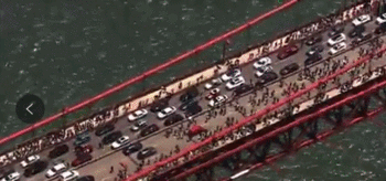  6日，旧金山，大批民众步行走过金门大桥举行游行示威，致使桥上交通一度受阻。图源：央视新闻