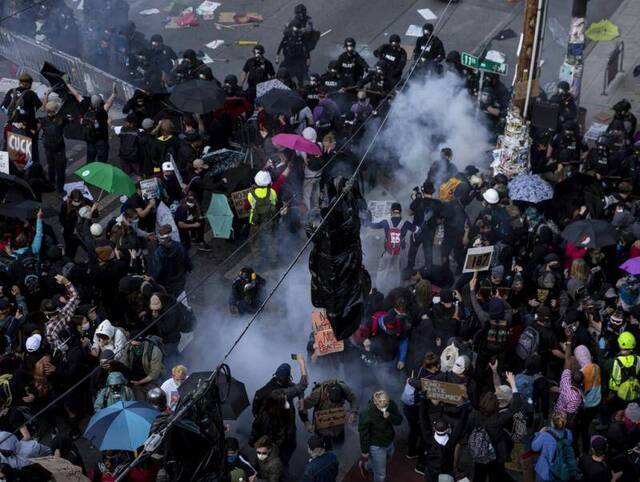 西雅图抗议活动爆警民冲突 警方用闪光弹驱散人群