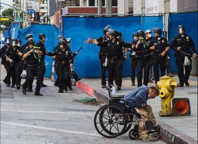 洛杉矶抗议现场 一名流浪汉被警方击中鲜血直流