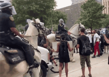 射击、催泪瓦斯、骑马踩踏 美国警察用了这些手段