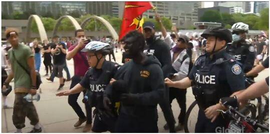 模仿特鲁多？加拿大男子抗议现场涂黑脸“挑事”被抓