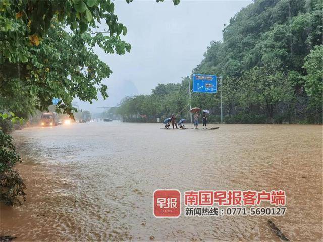 阳朔县城大多数道路出现内涝。阳朔资讯供图