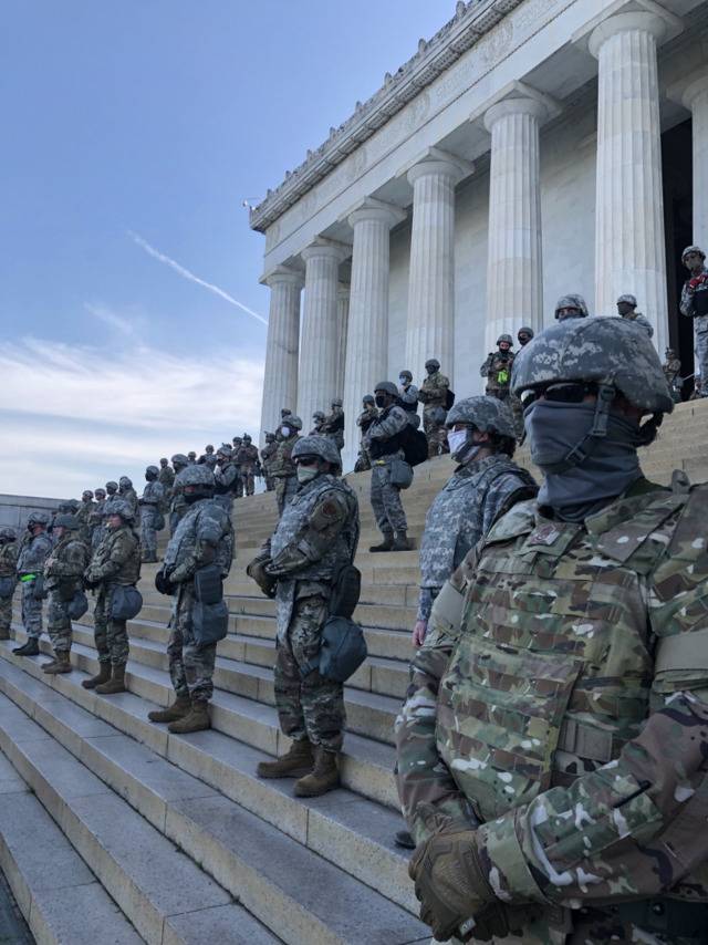 最受信任的美军士兵守卫在林肯纪念堂的台阶上图源：ABC记者玛莎·拉达茨