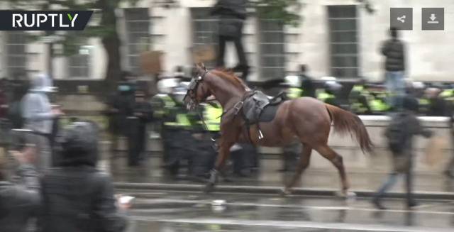 越闹越凶！英国抗议者首相府附近聚集骑警被攻击