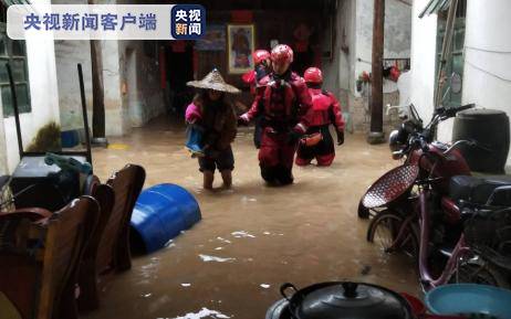 广西：强降雨致多地多人被困 消防紧急营救