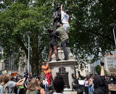 抗议者推倒了17世纪奴隶贩子兼慈善家爱德华·科斯顿的雕像。（图源：LNP）