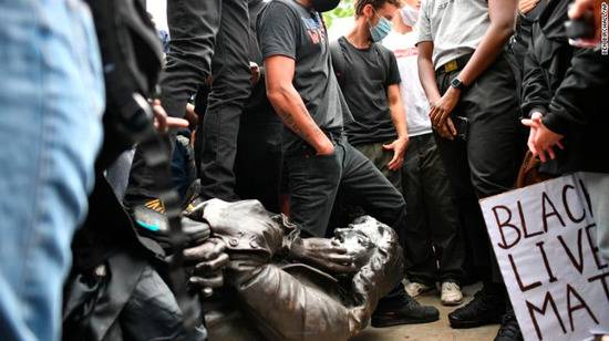 爱德华·科尔斯顿的雕像被拉倒。图源：CNN