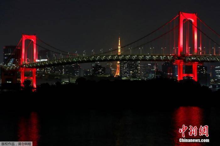 6月2日，鉴于疫情有扩大趋势，东京都政府决定发布“东京警报”以唤起民众注意。图为东京地标性建筑彩虹桥亮起红灯。